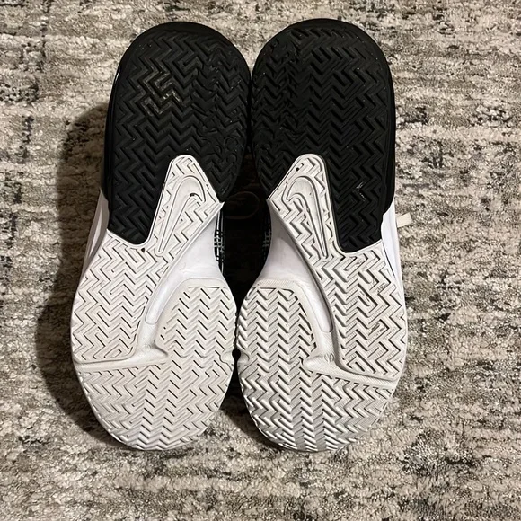 LeBron Witness 6 White Persian Violet Basketball Shoes - Picture 6 of 6